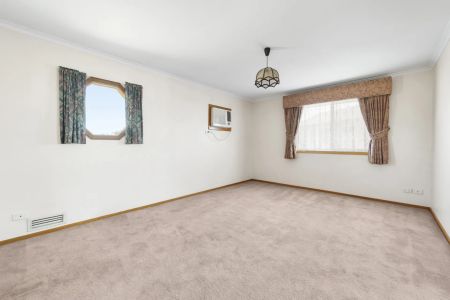 Spacious 5 Bedroom Family Home awaits! - Photo 2