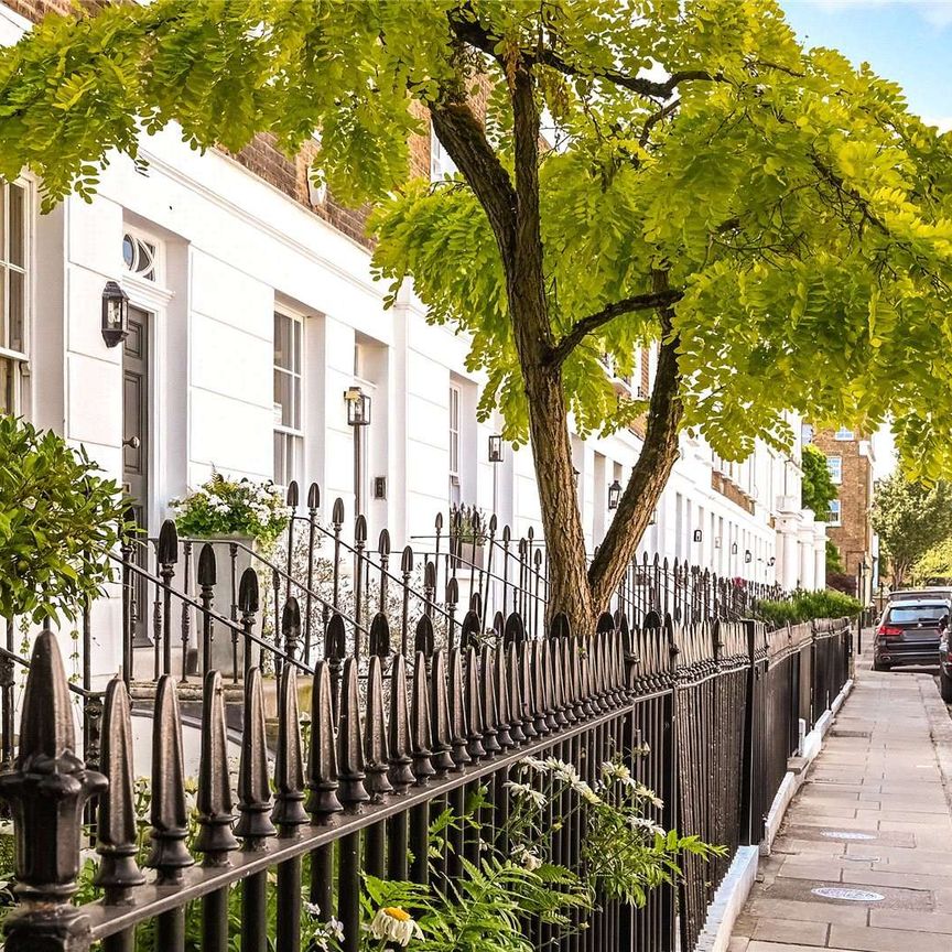 A two bedroom plus study period three storey house on a desirable residential address in the heart of Chelsea - Photo 1