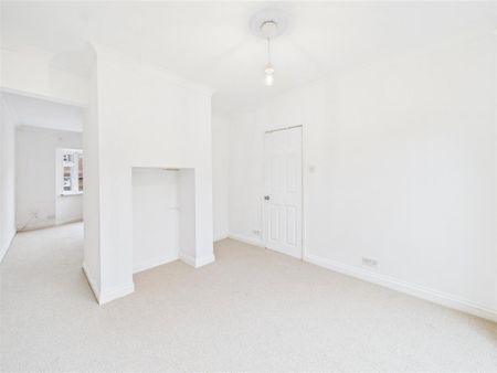 3 bedroom Semi-detached house to rent - Photo 3