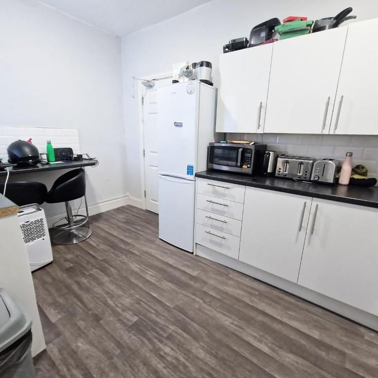 1 bedroom in a house share to rent - Photo 1