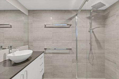 Immaculate 3-Bedroom Furnished Apartment with Private Rooftop & River Views - Photo 3