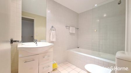 Resort-Style Living in Prime Waterside Community - 1 Bedroom Fully Furnished & Equipped - Photo 4