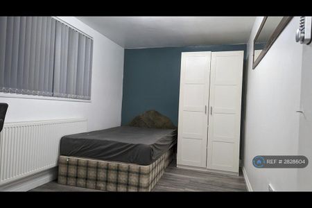 1 bedroom in a house share to rent - Photo 5