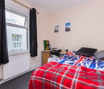 4 bedroom semi-detached house to rent - Photo 3