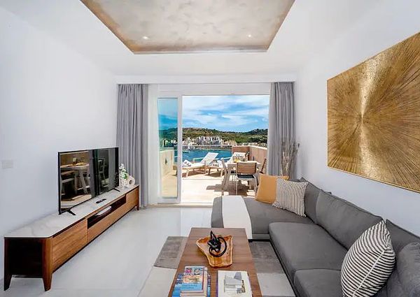 NEW Luxury Penthouse 2 beds /Pool Overlooking Sea Views