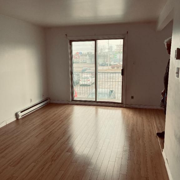 Grand 4 1/2 Libre Immédiatement - Photo 1