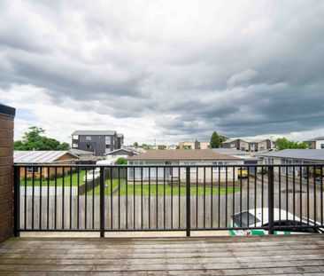 Modern 2-Bedroom Townhouse - The Perfect Lock-Up and Leave - Photo 3