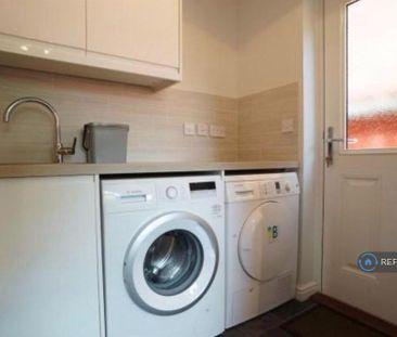 5 bedroom detached house to rent - Photo 2