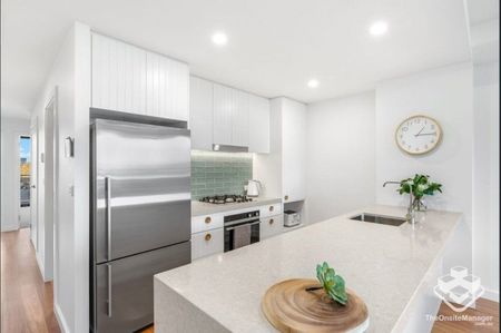 MODERN 2 BEDROOM APARTMENT - Photo 2