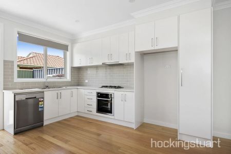 Stunning 3-bedroom Townhouse In Central Reservoir Location - Photo 5