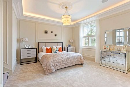 An exceptional, newly refurbished six bedroom house with off-street parking COI Cand studio annexe. - Photo 5