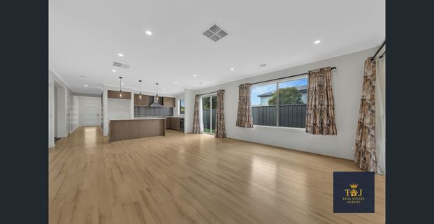 Spacious Family Home in a Prime Cranbourne East Location!! - Photo 1