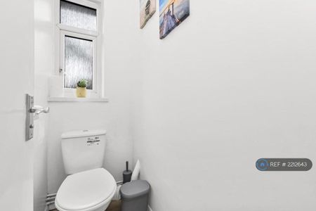3 bedroom flat to rent - Photo 2