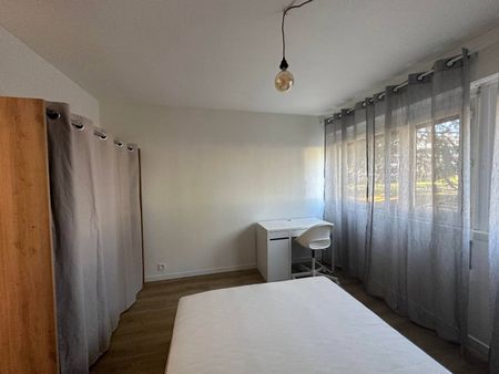 Une chambre avec salle de bain privative - Photo 5