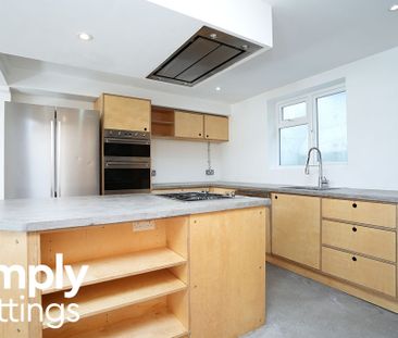 4 Bed property for rent - Photo 4