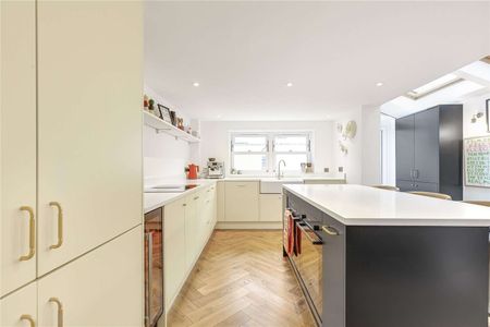 A beautifully presented five bedroom period home with a delightful extended family kitchen. - Photo 5