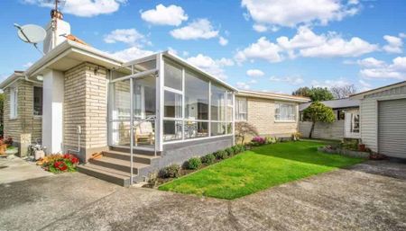 Low Maintenance Brick Home - Photo 2