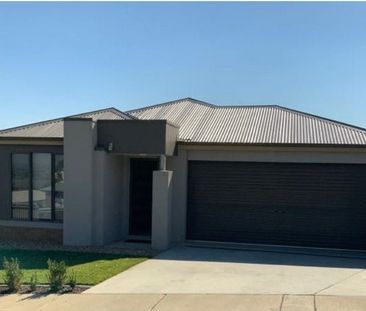 GREAT FAMILY HOME WITH DUCTED HEATING AND COOLING - Photo 1