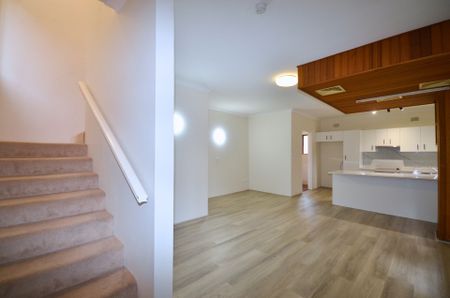 Renovated 2 Bedroom Townhouse!! - Photo 5