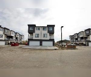 3 Bed 2.5 Bath Dbl Garage Balcony Townhouse For Rent Leduc - Photo 2