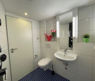 privates Bad direkt am möblierten Zimmer, Balkon, in 3WG EBK,U1 - Foto 1