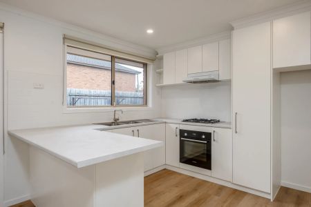 Like New Villa Unit in Prime Location - Photo 4