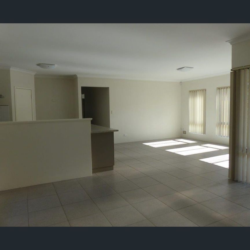 WELL PRESENTED 3X2 HOME, OPPOSITE PARK, WALK TO SHOPS & TRAIN - Photo 1
