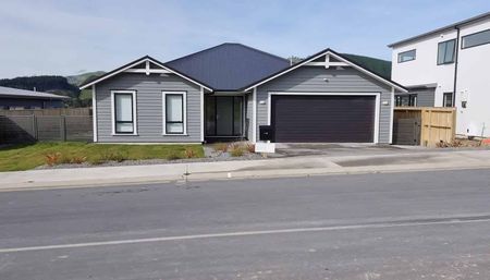 Single level 4-bedroom 2-bathroom house - Photo 2