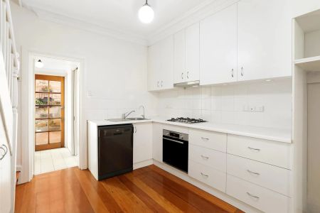 Charming Fully Furnished Two-Bedroom Garden Terrace in Quiet and Private Location - Photo 2