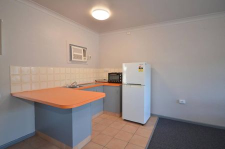 Unfurnished Upstairs Studio Apartment - Carport - Swimming Pool - Photo 3