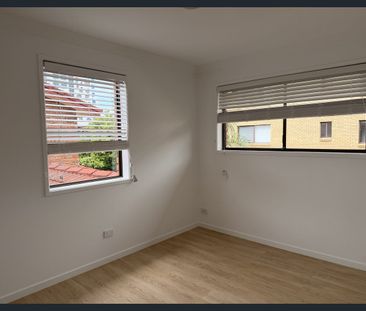 Renovated 2 bedroom townhouse - Photo 4