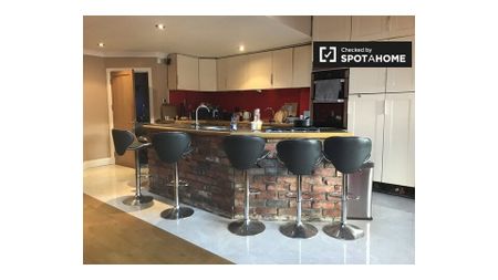 Room for rent in 4-bedroom house in Sandyford, Dublin - Photo 3