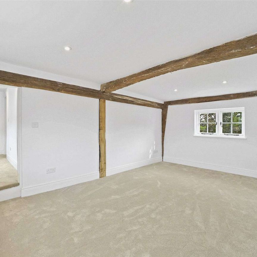 Refurbished farmhouse in a beautiful rural setting. - Photo 1