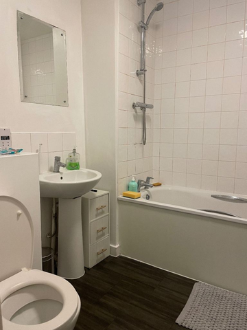 1 bedroom in a flat share to rent - Photo 5