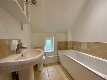 3 bedroom Semi-Detached House to let - Photo 2