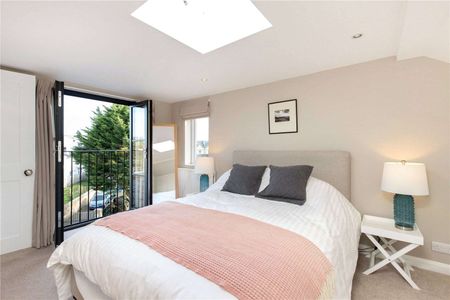 A beautifully presented four bedroom family period house in Wimbledon Town. - Photo 5