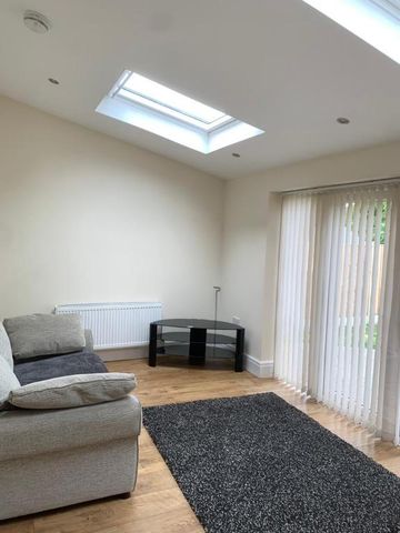 4 bedroom semi-detached house to rent - Photo 4