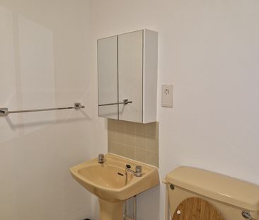 1 Bed Flat, Howard Road, SE25 - Photo 2