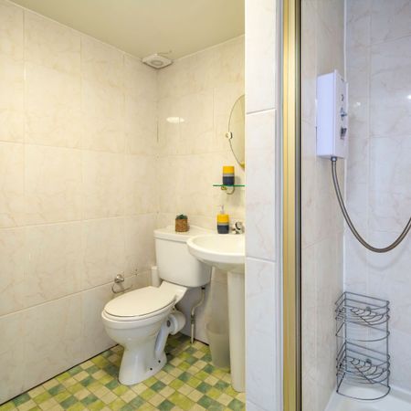 Flat 5, 2 VICTORIA TERRACE Leeds - LS3 1BX - Photo 4