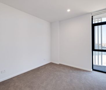 HIGH RISE WATERFRONT APARTMENT - Photo 2