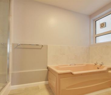 3 bedroom flat to rent - Photo 4