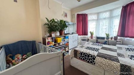 3 bedroom property to rent in Ilford - Photo 4