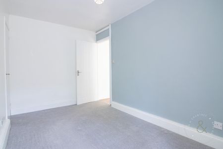 1 Bedroom Flat - Photo 2