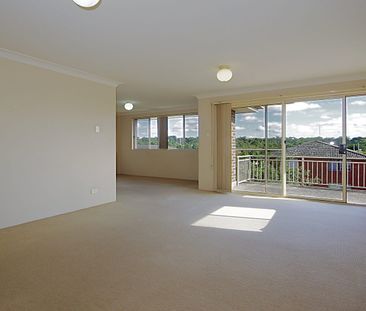 Super Spacious Unit with City Skyline in the Leafy Area - Photo 1
