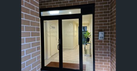 Executive - 2 Bed, 2 Bath Garden Apartment in Great Location - Photo 4