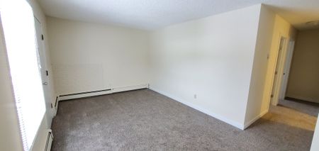 Bright, 3rd Floor 2 Bed Apartment in Quiet, Mature Neighbourhood - Photo 4