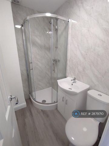 1 bedroom in a house share to rent - Photo 5