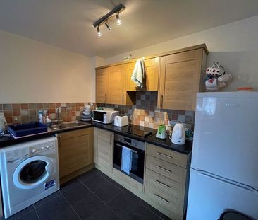 2 bed flat to rent in Cossack Street, Rochester, ME1 - Photo 5