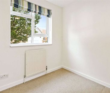 A fantastic three bedroom split level maisonette with off-street parking with new carpets being fitted. - Photo 1