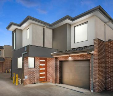 “Easy Breezy Townhouse Living” - Photo 4